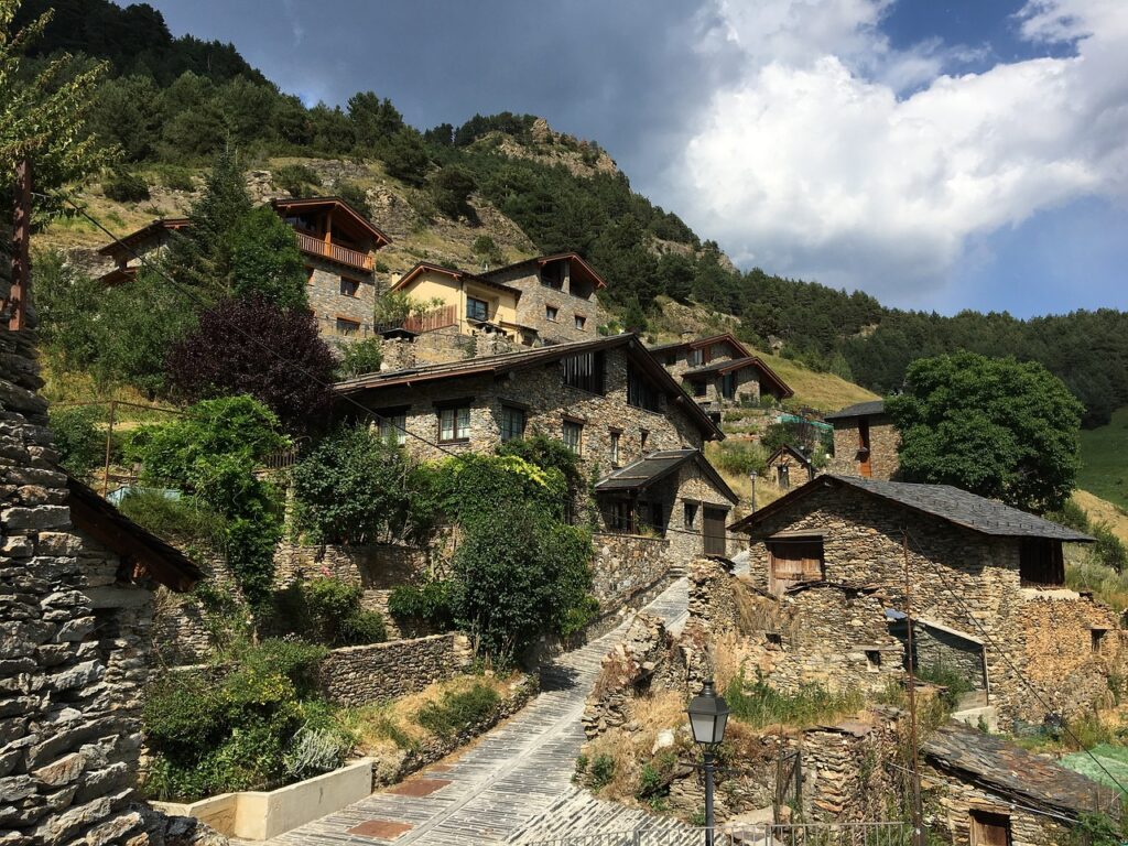 L'Andorre, un petit pays de montagne avec une qualité de vie élevée, une fiscalité avantageuse, une culture et des traditions uniques, ainsi qu'un emplacement stratégique entre la France et l'Espagne