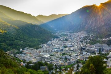 S'expatrier en Andorre : une fiscalité avantageuse, une qualité de vie élevée, un emplacement stratégique, une facilité d'obtention de la résidence et une culture unique.