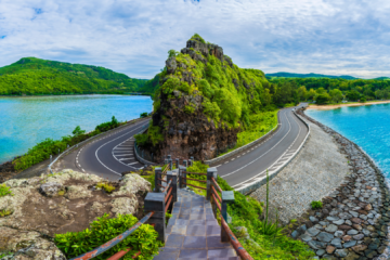 Vue panoramique d’une route côtière à l’île Maurice.