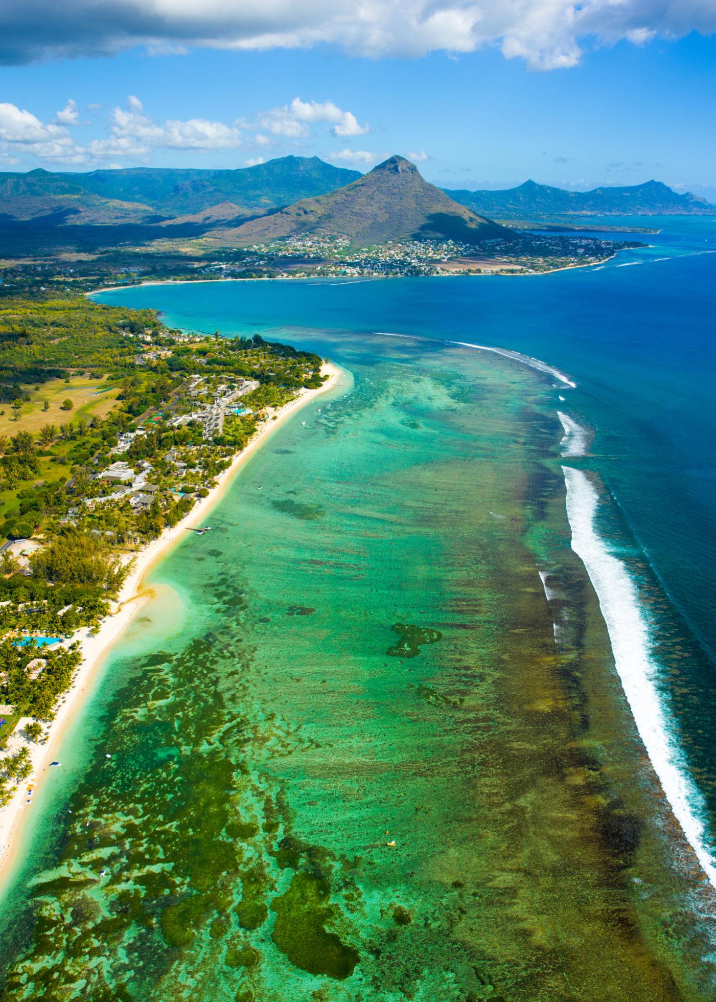 Vue aérienne du littoral de l'île Maurice et de son lagon turquoise